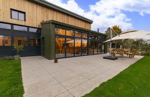 Malvern Casa | Dragons Barn with Hot Tub