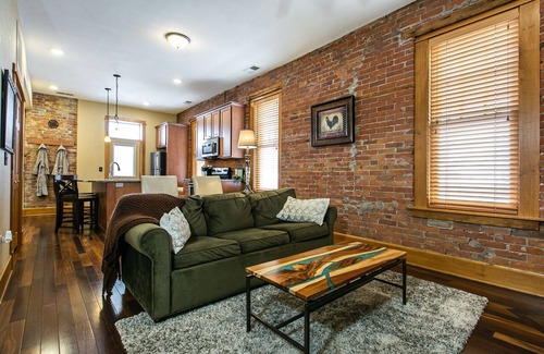 Dubuque Apartamento | Drake House- Fleur De Lis (bañera de hidromasaje privada)