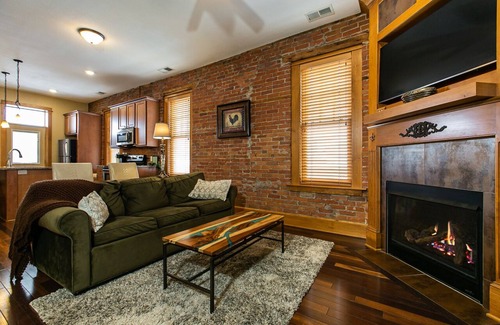 Dubuque Apartamento | Drake House- Fleur De Lis (bañera de hidromasaje privada)