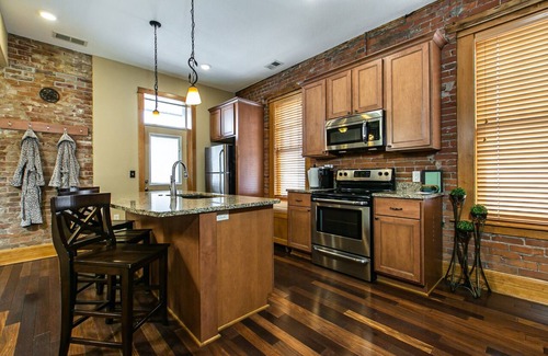 Dubuque Apartamento | Drake House- Fleur De Lis (bañera de hidromasaje privada)