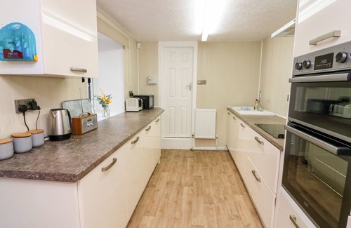 Plymouth Cabaña | DRAKE'S RETREAT, romantic, with a garden in Plymouth