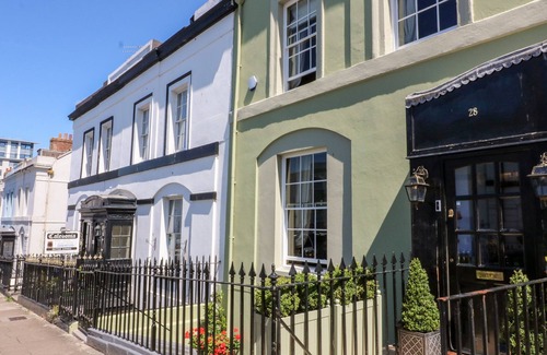 Plymouth Cabaña | DRAKE'S RETREAT, romantic, with a garden in Plymouth