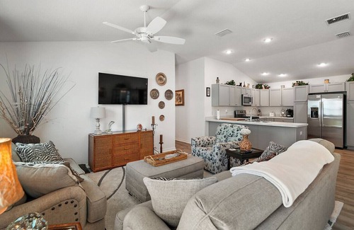 Okahumpka Casa | Draper Villa Getaway (Lake Denham)