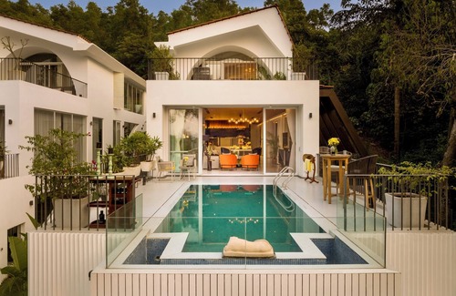 Siolim Villa | Dream - 4 BHK Villa w/ Infinity Pool & Bathtub