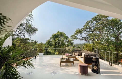 Siolim Villa | Dream - 4 BHK Villa w/ Infinity Pool & Bathtub