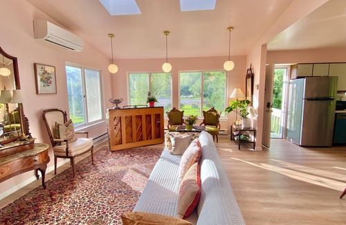 Woodridge Casa | Dream house by a Pond, 3-bed home in Woodridge NY w/WiFi, AC, embraced by trees