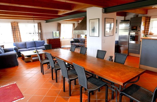 Poppenbull Casa | Casa de ensueño bajo techo de paja con chimenea, sauna, sala de bienestar y mucho espacio
