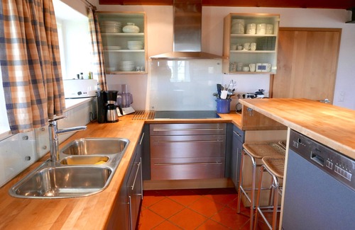 Poppenbull Casa | Casa de ensueño bajo techo de paja con chimenea, sauna, sala de bienestar y mucho espacio