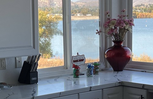 Lake Elsinore Casa | Lakeside Retreat