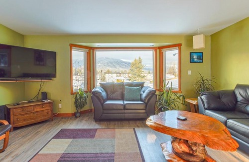 East Kootenay Apartamento | Dream Retreat with Hot Tub by StayIn