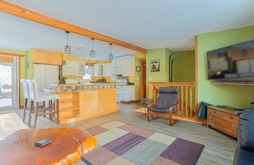 East Kootenay Apartamento | Dream Retreat with Hot Tub by StayIn