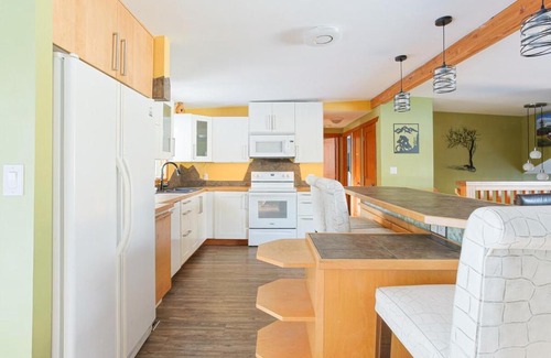 East Kootenay Apartamento | Dream Retreat with Hot Tub by StayIn
