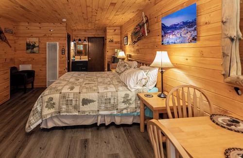 Estes Park Hotel | Dream River Front Suites R4