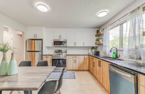 Crescent Heights Apartamento | Dream Spot-HOT TUB close to Dtown, 10 min to the Airport, tons of Food Options!