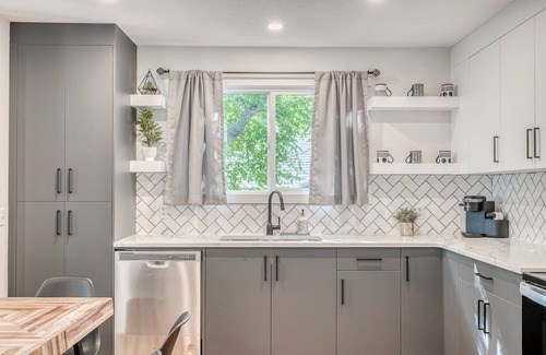 Crescent Heights Apartamento | Dream Spot-HOT TUB close to Dtown, 10 min to the Airport, tons of Food Options!