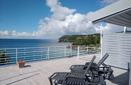 Deshaies Villa | Estancia de ensueño! Gran villa con piscina, sobre la playa, vista al mar.