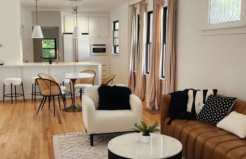 Homewood Casa | Dream Stay - Modern Bungalow Near Downtown
