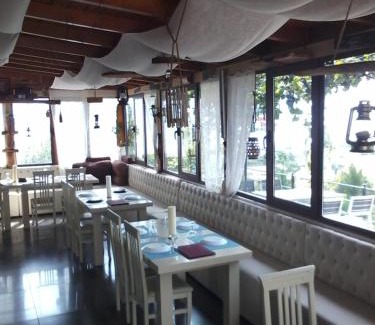 Udenisht Cama Y Desayuno | Dream Stone Holiday Bar Restaurant