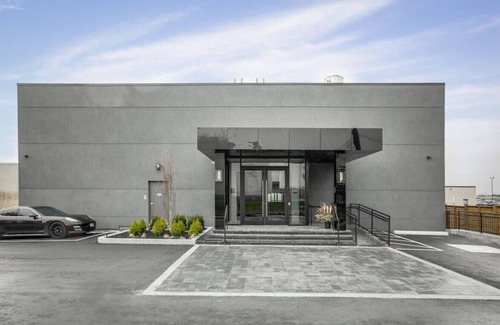 Northeast Mississauga Casa | (9) Toronto Pearson Nap Room