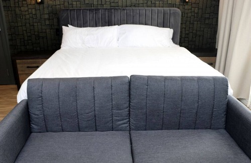 Northeast Mississauga Casa | (6) Dream Suites Toronto Pearson (YYZ) Boutique Hotel
