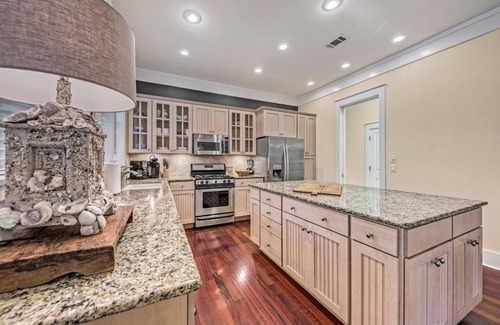 Laurel Grove Casa | Dream vacation home with 6-seater golf cart; screen porch; upstairs balcony