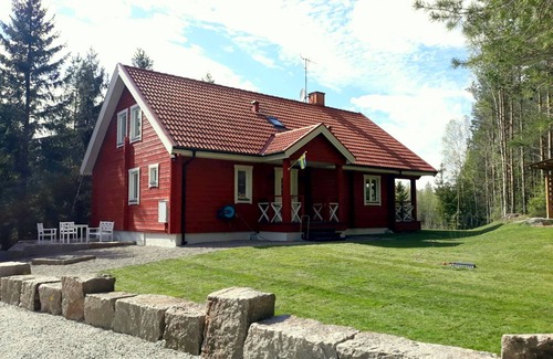 Nybro Casa | Vacaciones de ensueño en el lago con sauna, chimenea, barco, WiFi, 3 dormitorios, cochera