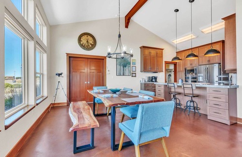Manchester Casa | 'Dream Weaver' House w/ Hot Tub & Ocean View!