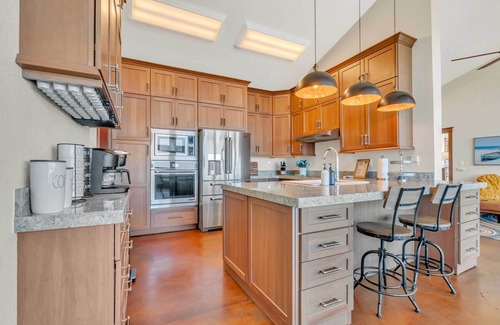 Manchester Casa | 'Dream Weaver' House w/ Hot Tub & Ocean View!