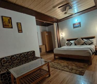 Bhimtal Hotel | Dreamcatcher by lake & woods