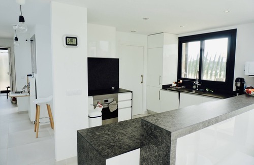 Cala Murada Villa | nuevo edificio de ensueño: villa en estilo Bauhaus, piscina y jardín propios, cerca de la playa,