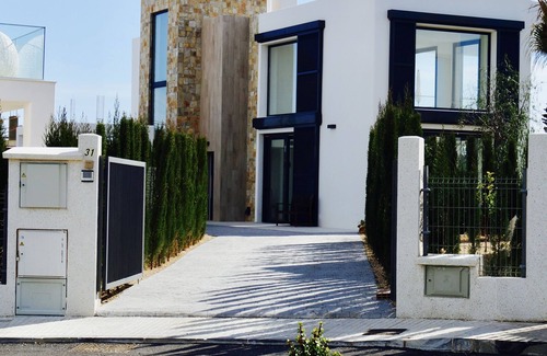 Cala Murada Villa | nuevo edificio de ensueño: villa en estilo Bauhaus, piscina y jardín propios, cerca de la playa,
