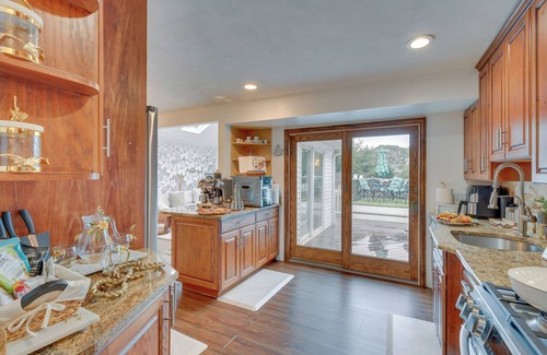 Lake Grove Cabaña | 'dreams of Paradise' Luxury Home w/ Pool!