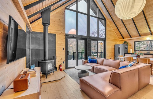 Berkeley Springs Cabina | Dreamtime Hillside Cabin w/ hot tub, fire pit, expansive deck