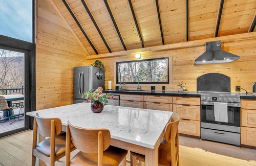 Berkeley Springs Cabina | Dreamtime Hillside Cabin w/ hot tub, fire pit, expansive deck