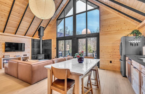Berkeley Springs Cabina | Dreamtime Hillside Cabin w/ hot tub, fire pit, expansive deck