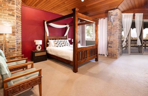 Upper Coomera Casa | DreamWorld Mountain View Farm Stay Family Retreat