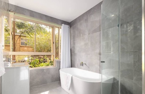 Upper Coomera Casa | DreamWorld Mountain View Farm Stay Family Retreat