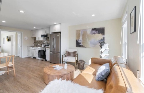 Herndon Apartamento | Dreamy Apartment in Downtown, 1 BDR, Kitchen, Luxury Bath, Walk to Shops and Entertainment