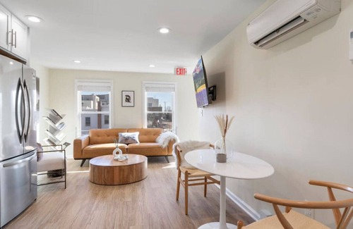 Herndon Apartamento | Dreamy Apartment in Downtown, 1 BDR, Kitchen, Luxury Bath, Walk to Shops and Entertainment