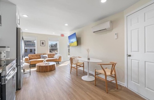 Herndon Apartamento | Dreamy Apartment in Downtown, 1 BDR, Kitchen, Luxury Bath, Walk to Shops and Entertainment