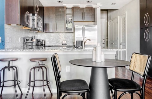 Barton Heights Apartamento | Dreamy Barton Springs 1BR w/ Gym, Pool & W/D, nr Zilker, by Blueground