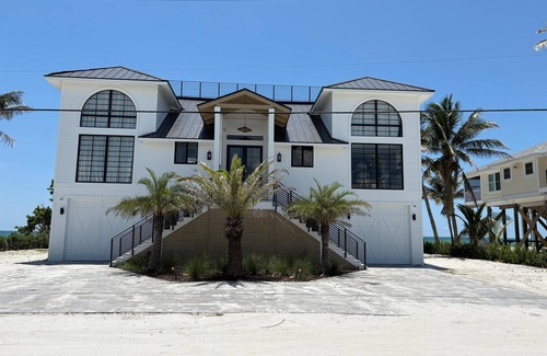 Palm Island Casa | "Dreamy Beachfront Getaway - Your Coastal Sanctuary Awaits!"