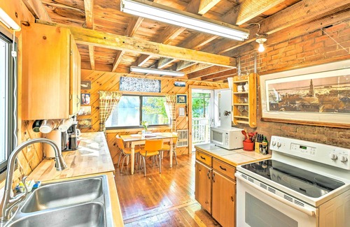 Bucksport Cabina | Dreamy Bucksport Hideaway on Freshwater Pond!