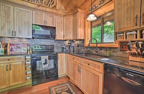 Boyne Falls Cabina | Dreamy Cabin Steps to Thumb Lake: Swim & Fish