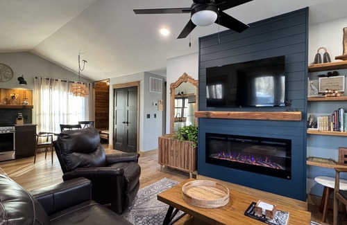 Carbondale Cabina | Dreamy Cabin with Hot Tub in the Woods