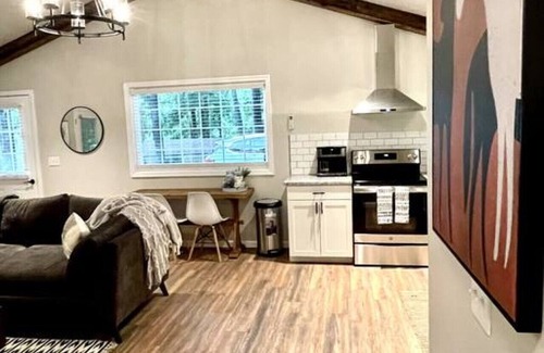 Cadiz Cabaña | Dreamy Cottage Getaway w/ Sunset Lakeview