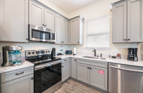 West Kissimmee Cabaña | Dreamy Cottage near Disney with Margaritaville Resort & Island H20 Waterpark.