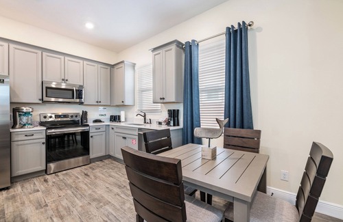 West Kissimmee Cabaña | Dreamy Cottage near Disney with Margaritaville Resort & Island H20 Waterpark.