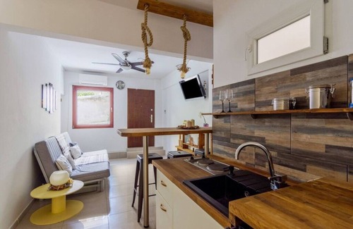 Palaio Faliro Apartamento | Dreamy Cove, Artistic Hideaway near Floisvos 1BD