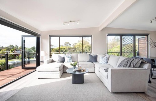 Dromana Casa | Dreamy Dromana Family Getaway – with Jacuzzi